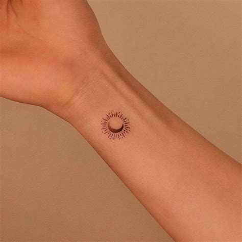 tatuaje sol y luna minimalista